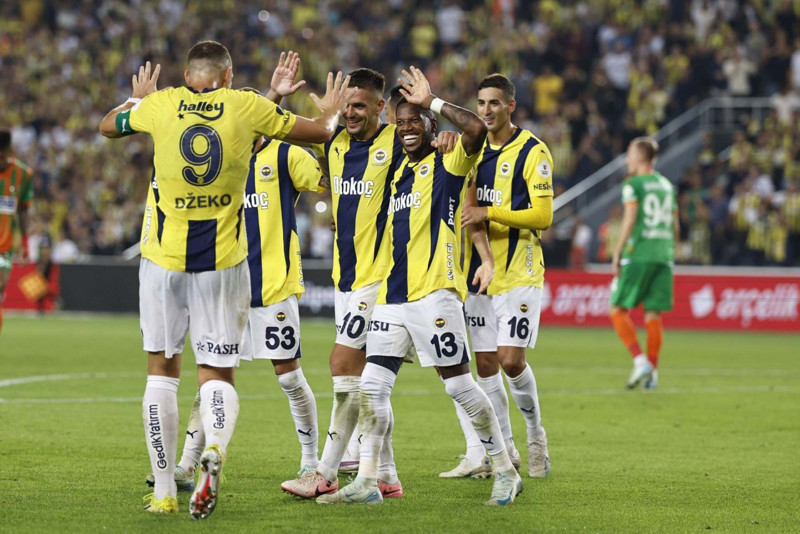 Fenerbahçeliler çok mutlu olacak! 13 milyon euroluk yıldızın sözleşmesi uzatıldı! Mourinho’nun kare ası 2028’e kadar takımda kalacak - Resim: 1