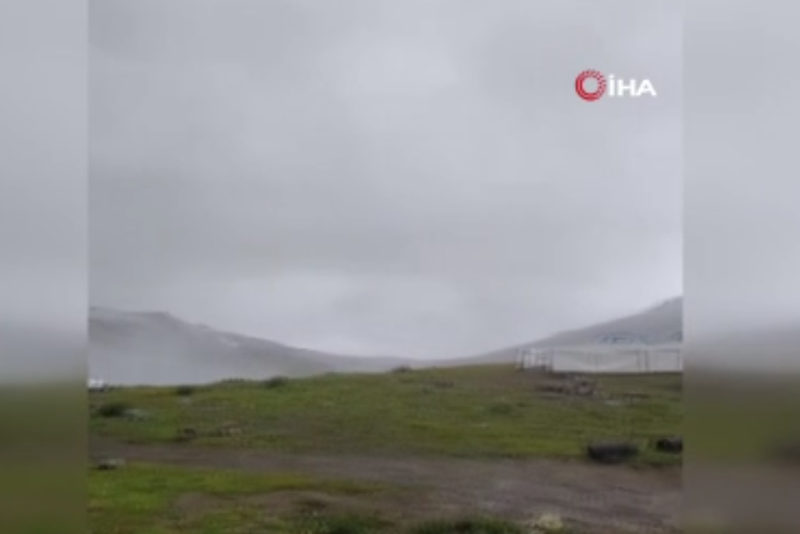 Tunceli'den Erzurum yaylalarına giden yaylacılar karla karşılaştı - Resim: 1