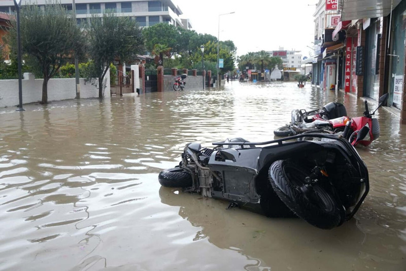 İzmir ve Muğla'yı sağanak vurdu! Yollar göle döndü! Evleri su bastı - Resim: 3