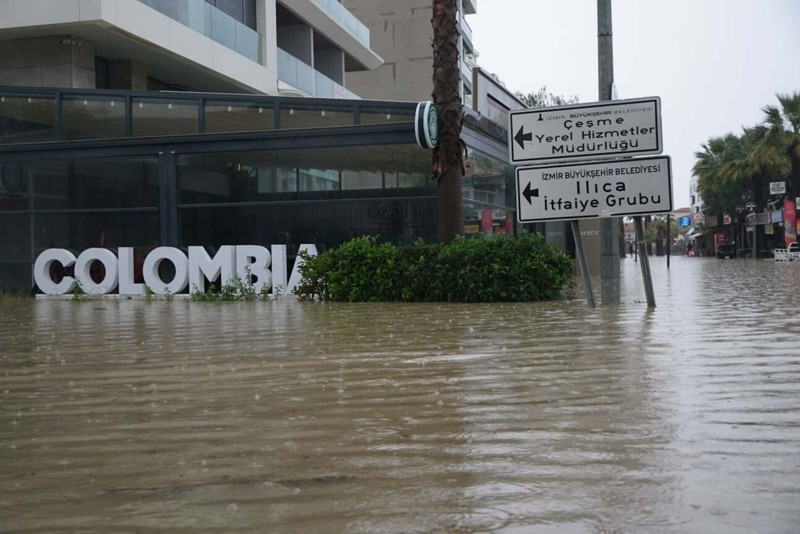 İzmir ve Muğla'yı sağanak vurdu! Yollar göle döndü! Evleri su bastı - Resim: 1