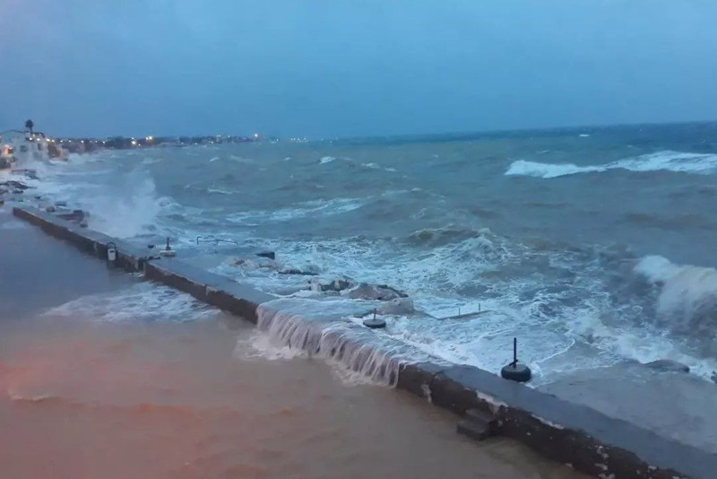 O iller sular altında kaldı! Deniz yükseldi, caddeler göle döndü - Resim: 4