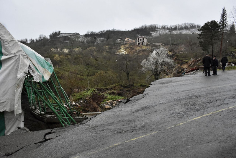 Ordu'da heyelanlar durmuyor! Endişelendiren gelişme: 2 ev ve halı saha yıkıldı - Resim: 2