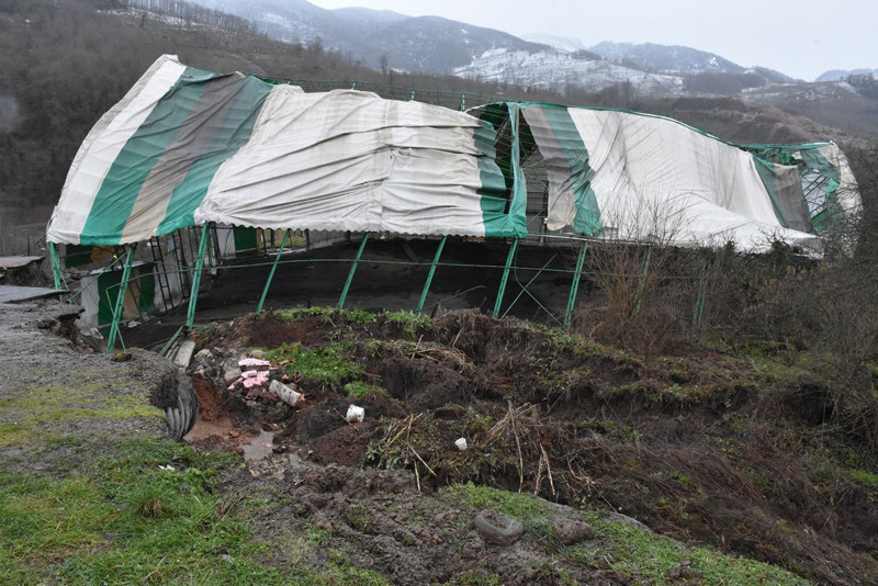 Ordu'da heyelanlar durmuyor! Endişelendiren gelişme: 2 ev ve halı saha yıkıldı - Resim: 3