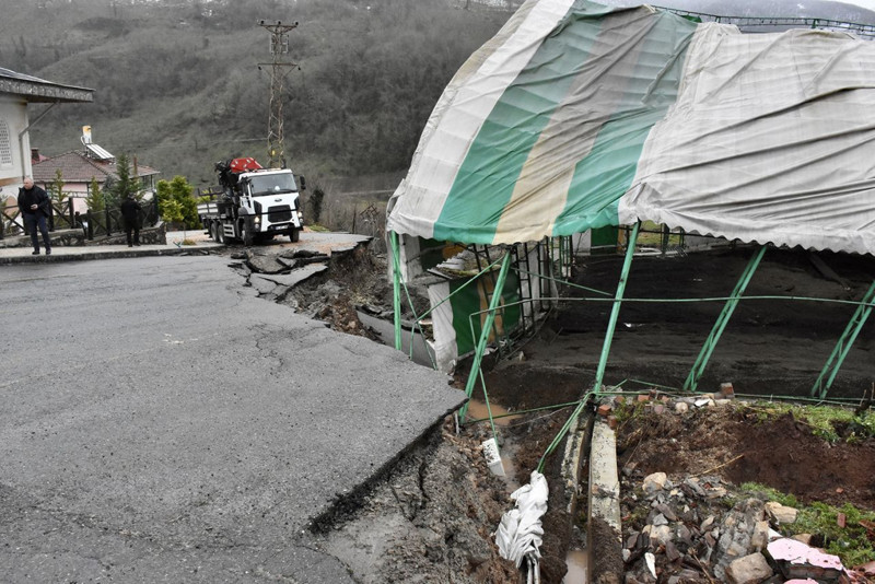 Ordu'da heyelanlar durmuyor! Endişelendiren gelişme: 2 ev ve halı saha yıkıldı - Resim: 4