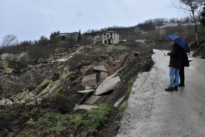 Ordu'da heyelanlar durmuyor! Endişelendiren gelişme: 2 ev ve halı saha yıkıldı - Resim: 9