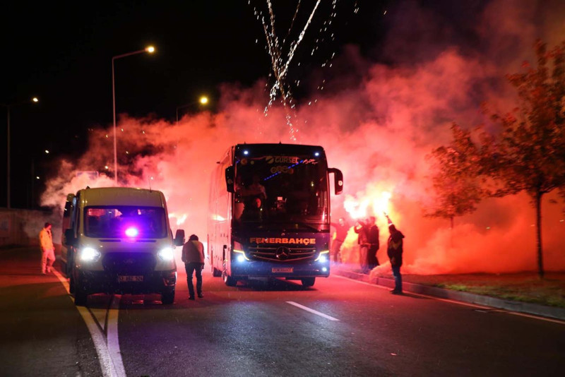 Aziz Yıldırım ve futbolculara büyük destek! Fenerbahçe’ye Rize’de coşkulu karşılama - Resim: 3