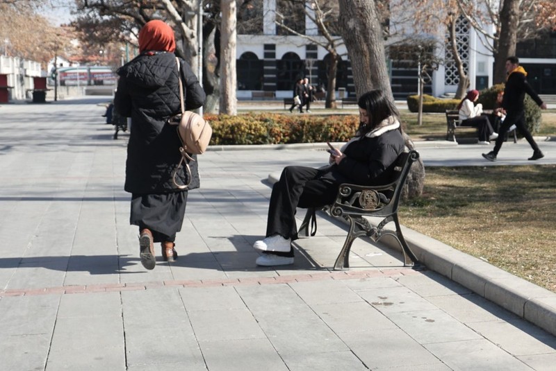 Konya'da şubat ortasında şaşırtan manzarayı gören kendini sokağa attı! Böyle giderse sonumuz hayır değil - Resim: 1