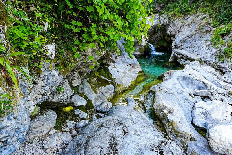 Gürültüden uzak, büyüleyici manzara: Bosna Hersek’in iki saklı doğa harikası ziyaretçi akınına uğruyor - Resim: 11