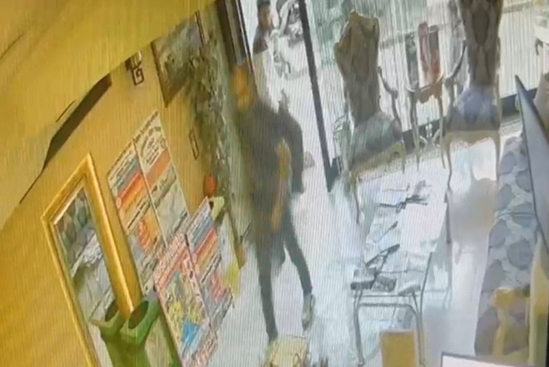 Böcek ailesinin ölümüyle ilgili yeni görüntü ortaya çıktı! İlaçlama yapan kişi otele böyle girdi - Resim: 3