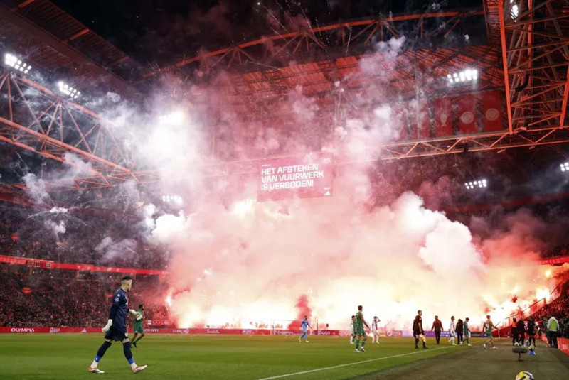 Dev maçta skandal! Stadyum alev aldı! Futbolcular soyunma odasına kaçtı, maç tatil edildi - Resim: 4