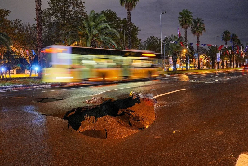 Sağanak yağış İstanbul'u vurdı! Yol çöktü, duvar yıkıldı, sokaklar göle döndü - Resim: 4