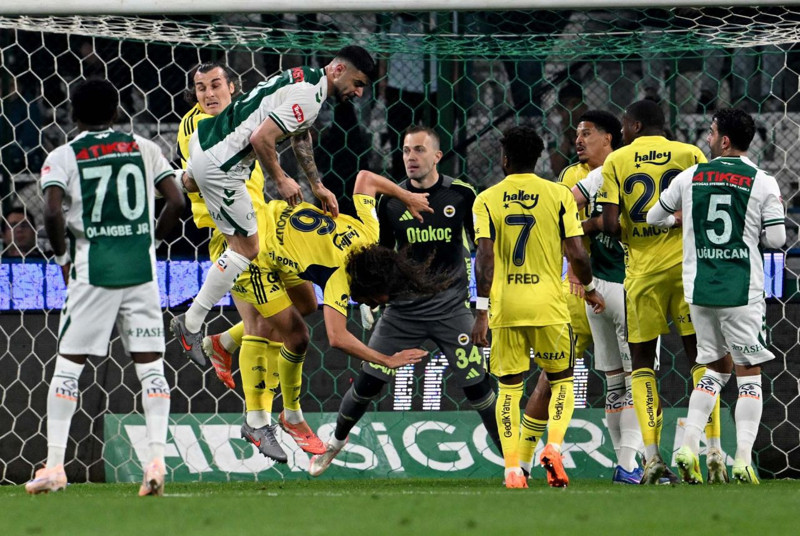 Fenerbahçe’de büyük temizlik başladı! 13 yabancının bileti kesildi! - Resim: 3