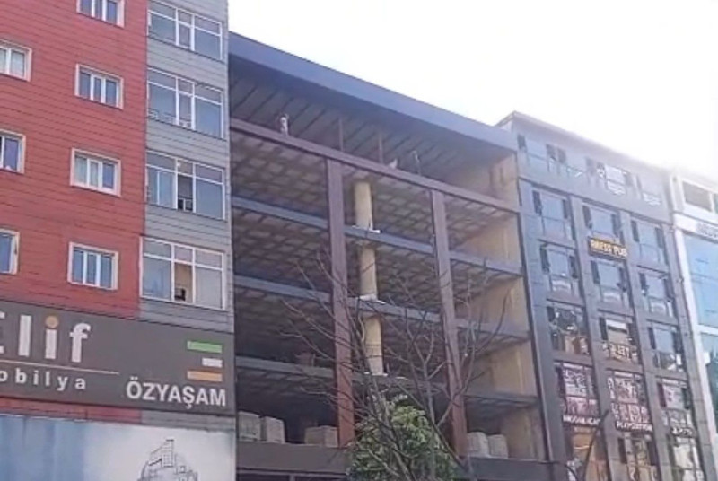Herkes çığlık çığlığa izledi: Bir saniye her şeyi değiştirdi! Çatıdaki intihar girişiminde film gibi kurtuluş - Resim: 2
