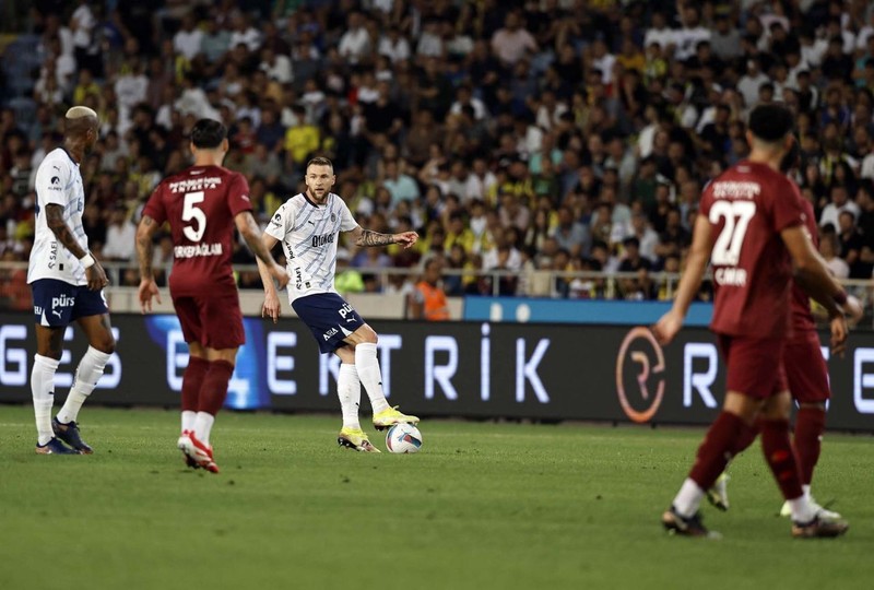 Mourinho’dan Fenerbahçelileri kızdıran hamle! 25 milyon euroluk yıldızı kulübeye hapsetti! Taraftarları çıldırttı - Resim: 1