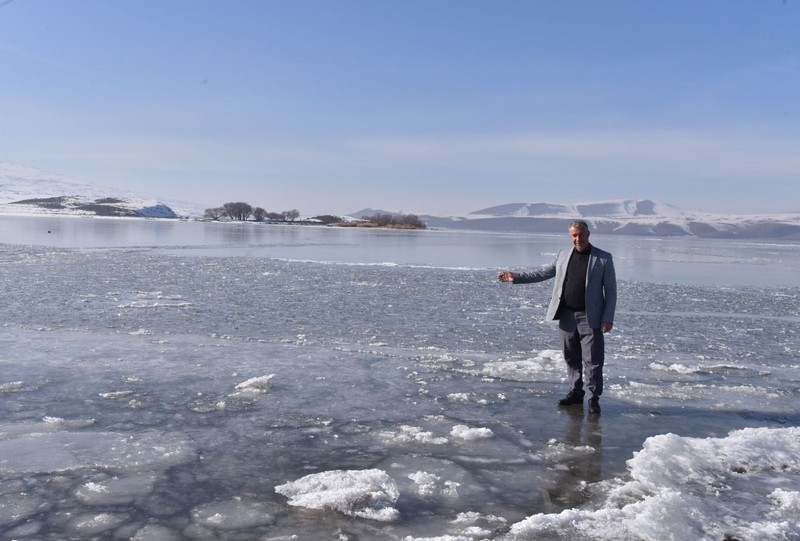 Bitlis'te hava sıcaklığı -10 dereceyi gördü. 40 kilometrekarelik göl, teknelerle birlikte buz tuttu - Resim: 4