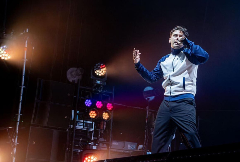 Ünlü şarkıcı konserde 20 metre yükseklikten yere çakıldı! korku dolu anlar kameraya saniye saniye yansıdı - Resim: 1