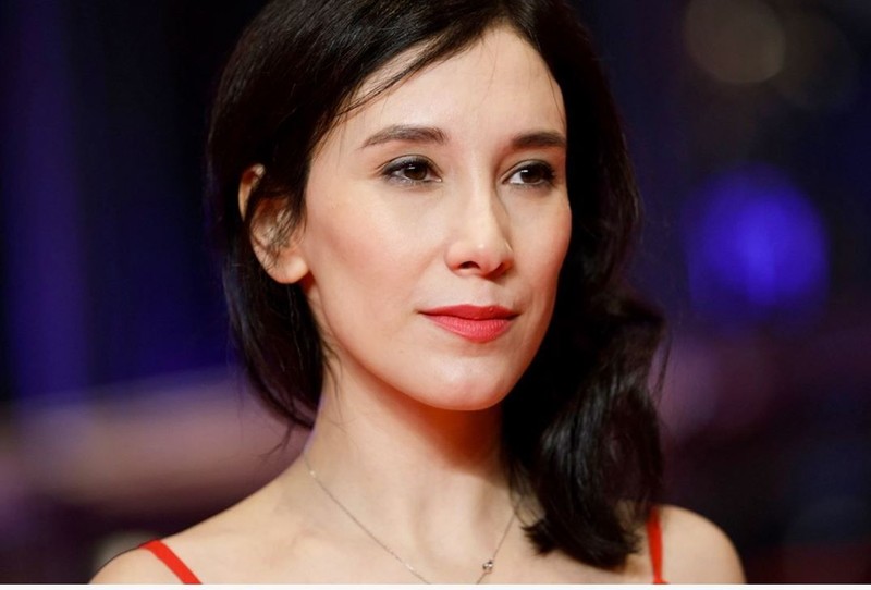 Bir dönemin ünlü cinsel içerikli film yıldızıydı. Türkiye engelini kaldıran Sibel Kekilli sütyenini gösteren siyah transparan elbisesiyle dikkat çekti - Resim: 2