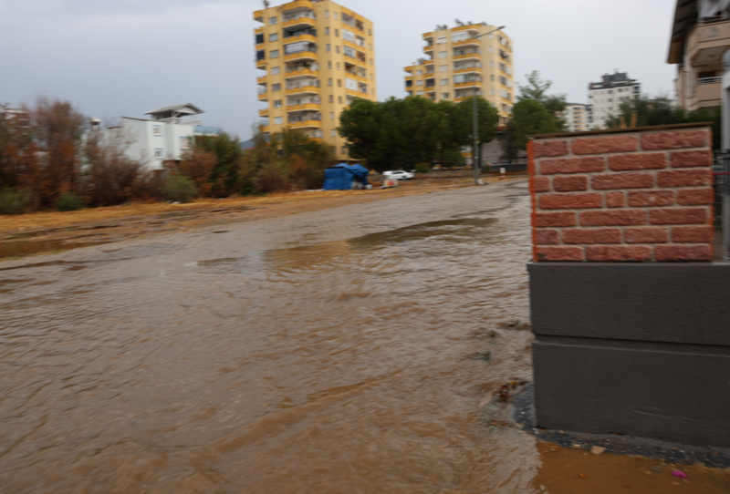 Adana’nın Kozan ilçesinde okulun ilk gününde fırtına ve sağanak yağış etkili oldu, öğrenciler zor anlar yaşadı - Resim: 4