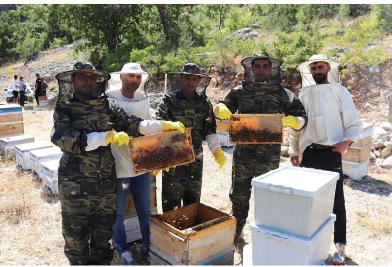 Erzincan’da yüksek rakımlı yaylalarda arıcılar sıcak altında maskelerini takıp bal hasadına başladı - Resim: 4