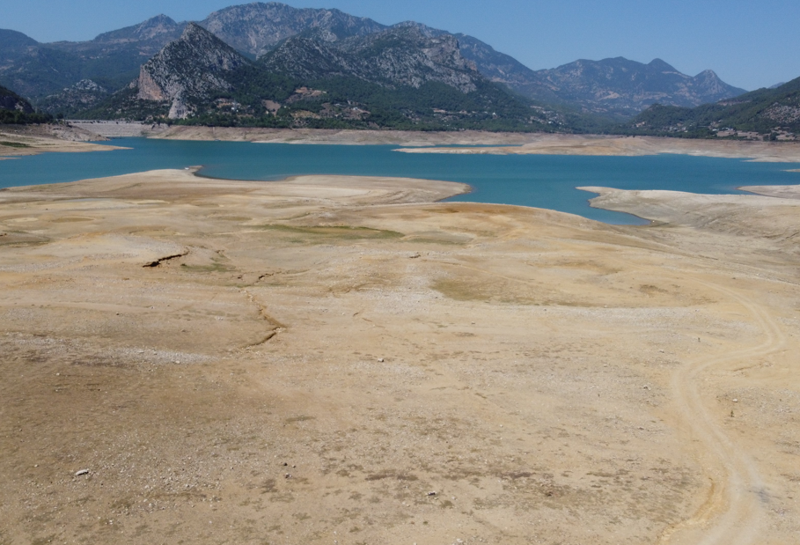 Adana Kozan Barajı’nda doluluk yüzde 10’a indi, kuruyan zemine voleybol sahası kuruldu - Resim: 2