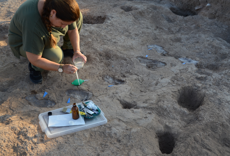 Hatay'da 7 bin 200 yıllık gizemli ayak izleri keşfedildi! 5 kişiye ait olduğu düşünülüyor - Resim: 2