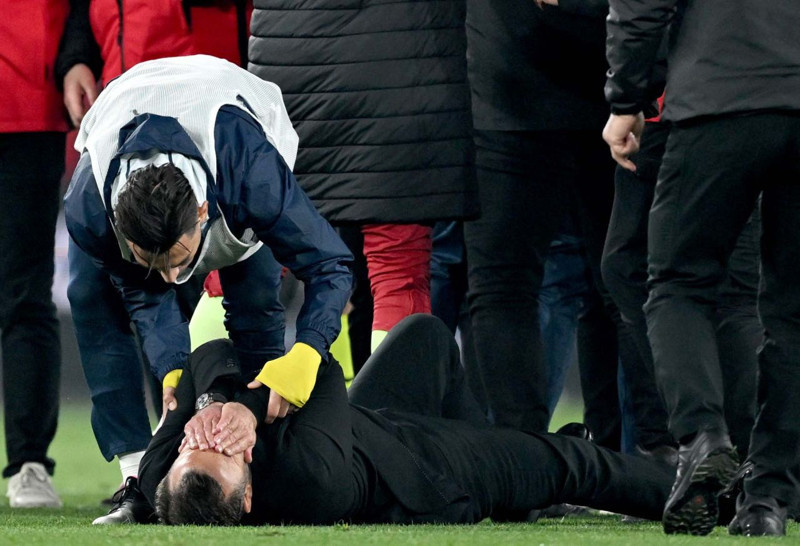 Dünya konuştu, sosyal medyada gündem oldu! Mourinho’nun Okan Buruk’un burnunu sıkması ses getirdi! “Çılgın bir an, kontrolünü kaybetti” - Resim: 8