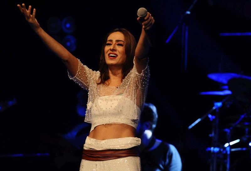 Yıldız Tilbe’den hayranlarını üzen haber! Hastalığını ilk kez açıkladı: “Doktor mikrofon tutmamı bile yasakladı” - Resim: 4