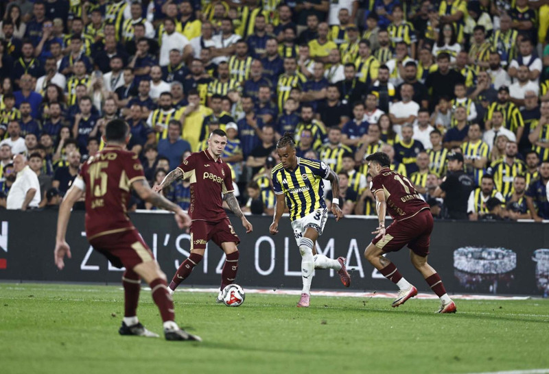Fenerbahçe- Trabzonspor maçında tartışmalı pozisyonlar! Top çizgiyi geçti mi, Onuachu'nun golünde faul var mı? Hakemler kararını verdi - Resim: 1