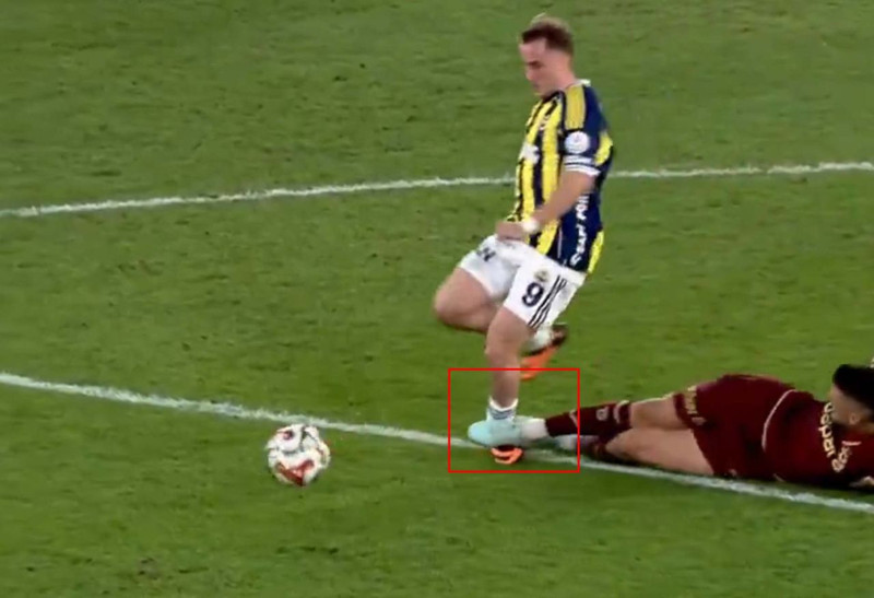 Fenerbahçe- Trabzonspor maçında tartışmalı pozisyonlar! Top çizgiyi geçti mi, Onuachu'nun golünde faul var mı? Hakemler kararını verdi - Resim: 6