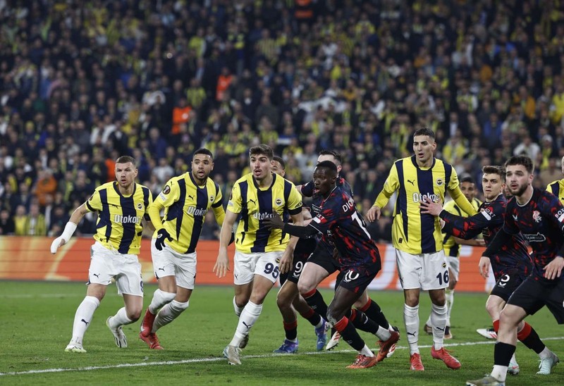 Fenerbahçe’de şaşkına çeviren gelişme! 11 milyon euroluk yıldız için transfer kararı! Teklifler değerlendirilecek - Resim: 1