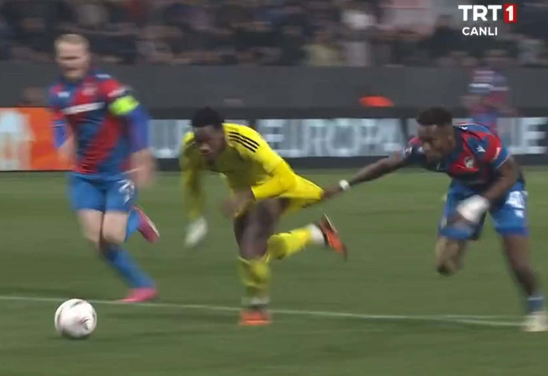 V. Plzen maçında skandal yönetim! Fenerbahçe’den Hollandalı hakeme sert tepki! "Futbolu bilmemek, korkaklık, eyyam ve tam bir skandal karar!" - Resim: 12