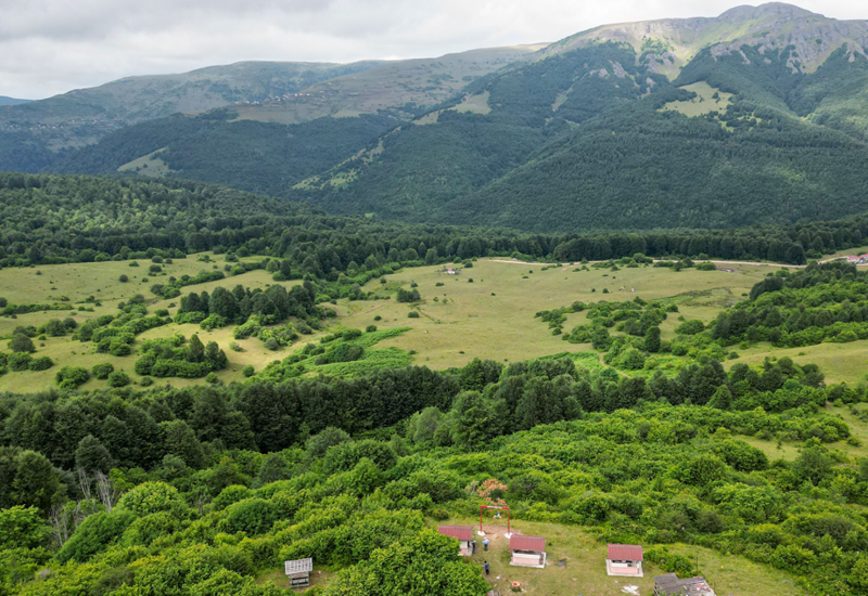 Alpler'i andıran doğasıyla Cimban Yaylası misafirlerine kartpostallık manzaralar sunuyor - Resim: 3