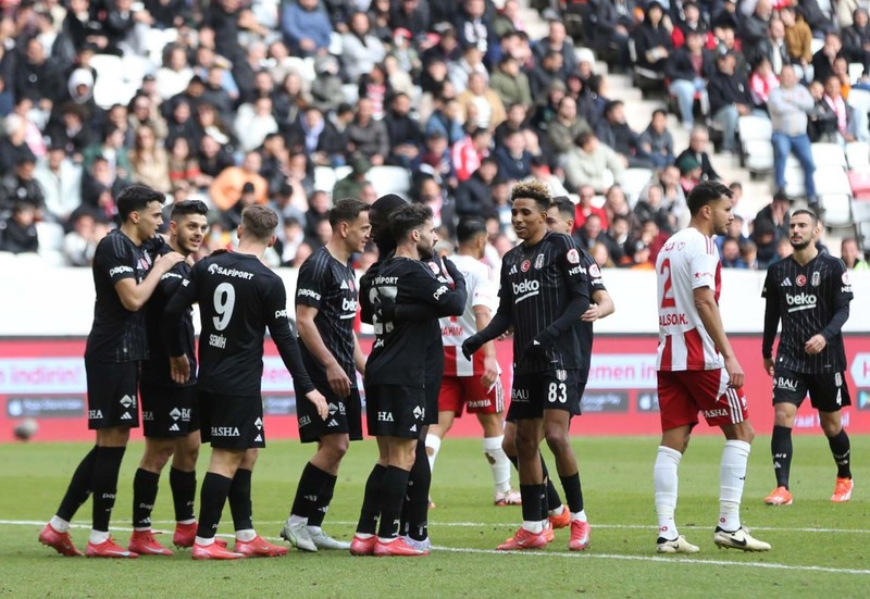 Beşiktaş'ın yıldızına dünya devi talip oldu! Çılgın bonservis talebi ortaya çıktı! Serdal Adalı evet derse bu transfer Beşiktaş tarihine geçecek - Resim: 1