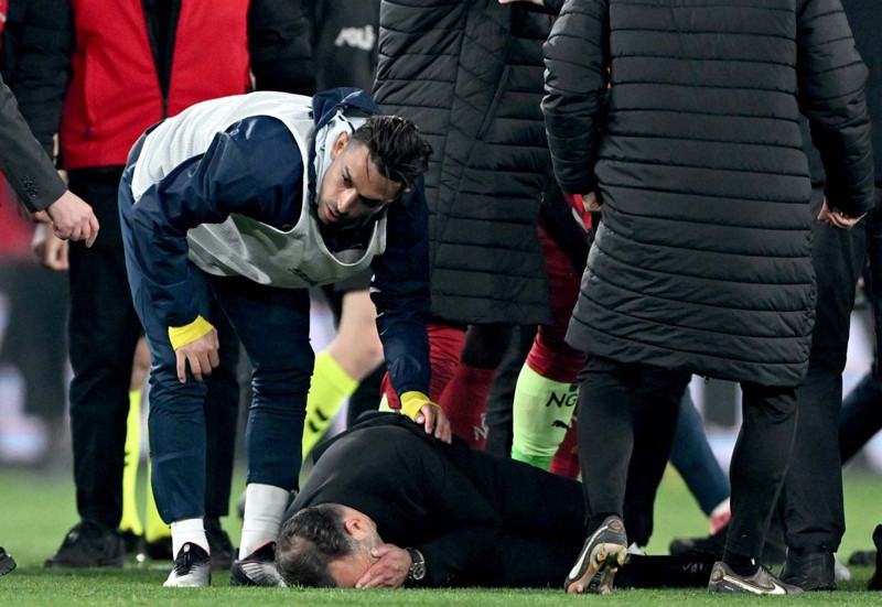 Dünya konuştu, sosyal medyada gündem oldu! Mourinho’nun Okan Buruk’un burnunu sıkması ses getirdi! “Çılgın bir an, kontrolünü kaybetti” - Resim: 11