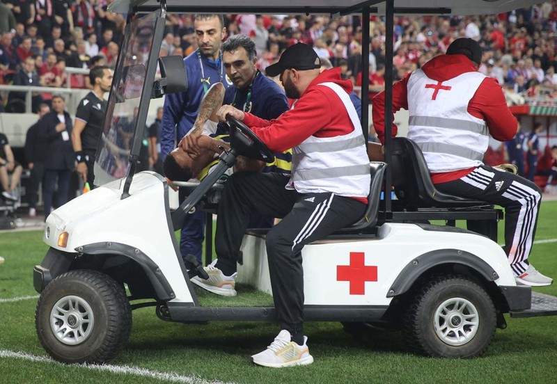 Olympiakos maçında sakatlanmıştı! Koltuk değneği ile stadyumu terk eden Oosterwolde’den Fenerbahçe'ye kötü haber! “Durumu ciddi” - Resim: 6