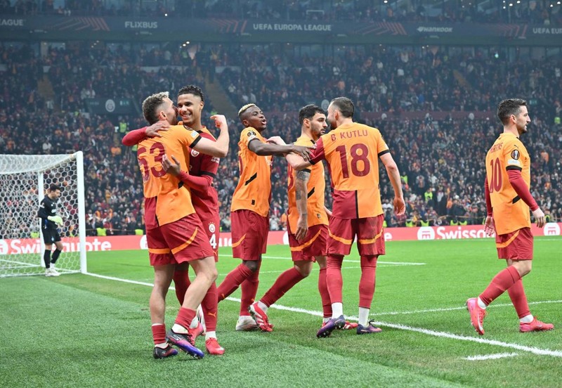 Galatasaray’da büyük hayal kırıklığı! Okan Buruk’un 19 milyon euroluk jokeri takımı yaktı! Taraftar onu da tartışıyor - Resim: 3