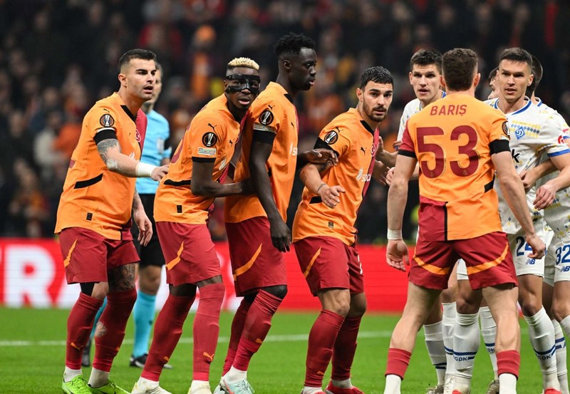 Galatasaray’da büyük hayal kırıklığı! Okan Buruk’un 19 milyon euroluk jokeri takımı yaktı! Taraftar onu da tartışıyor - Resim: 1