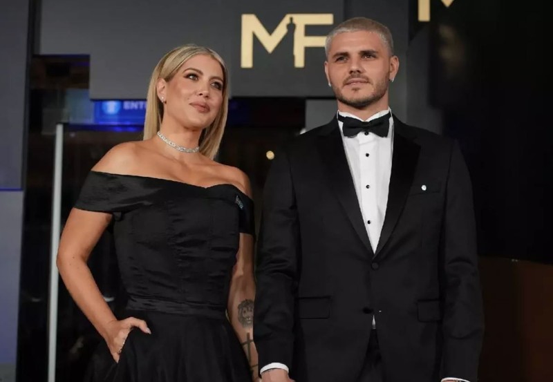 Galatasaray'ın yıldız futbolcusu Mauro Icardi aşka geldi! China Suarez ile sarmaş dolaş havuz pozlarını paylaştı - Resim: 1