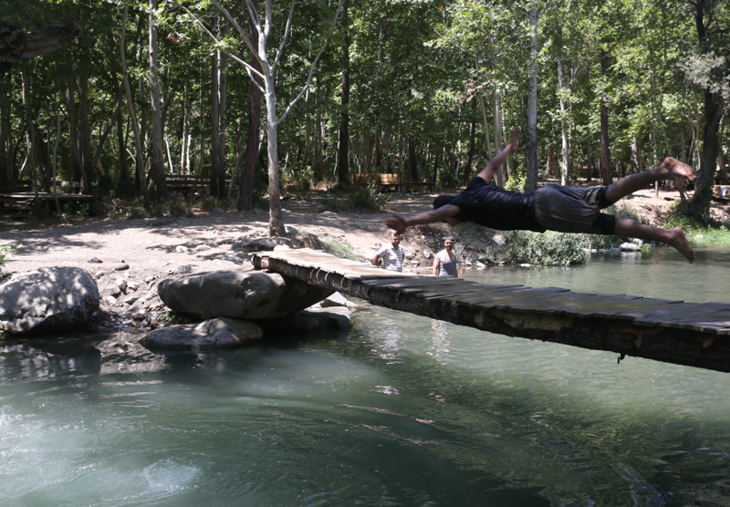Kahramanmaraş’ta sıcaklık 38 dereceye ulaştı, serinlemek isteyenler Fırnız Çayı’na akın etti - Resim: 2