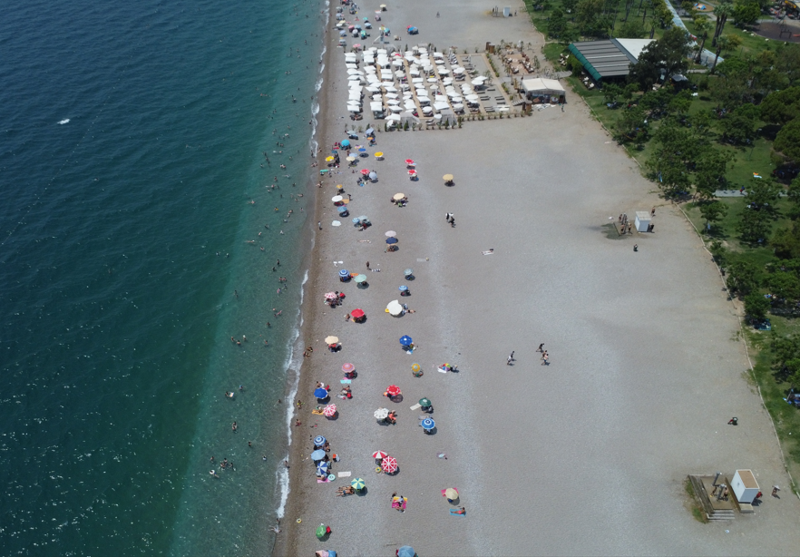 Antalya’da yüzde 81’e ulaşan nem ve 34 derece sıcaklık vatandaşları sahillere yönlendirdi - Resim: 3