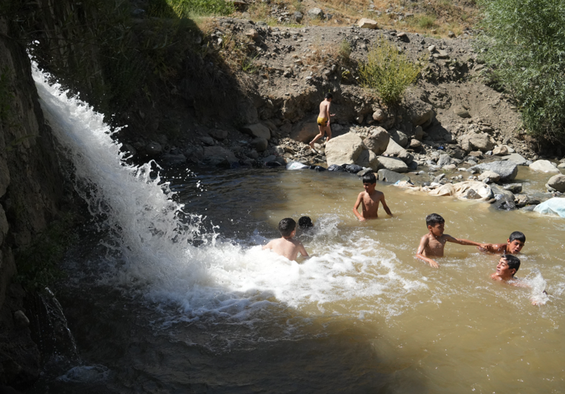 Muş’ta çocuklar sıcak havadan brandalı havuzla korunuyor - Resim: 3