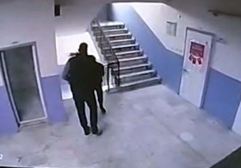 Okulda utanç görüntüsü! Müdür otizmli öğrenciyi merdivenlerden itti: Soruşturma başlatıldı - Resim: 2