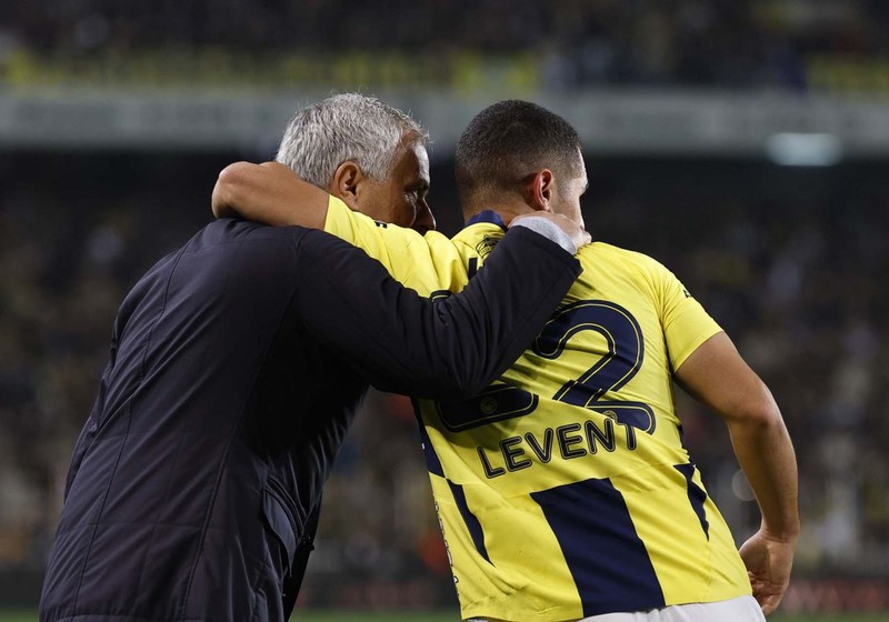 Mourinho kadrodan bir stoper daha çıkardı! 3 milyon euroluk yıldız mest etti! 40 yıllık Fenerbahçeli gibi oynadı - Resim: 9