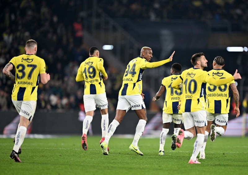 Fenerbahçe’de sürpriz ayrılık! Maximin takımda kaldı, yeni transfer gidiyor! Sürpriz iki takım kancayı taktı - Resim: 1