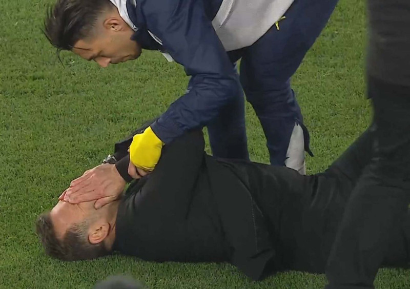Dünya konuştu, sosyal medyada gündem oldu! Mourinho’nun Okan Buruk’un burnunu sıkması ses getirdi! “Çılgın bir an, kontrolünü kaybetti” - Resim: 4