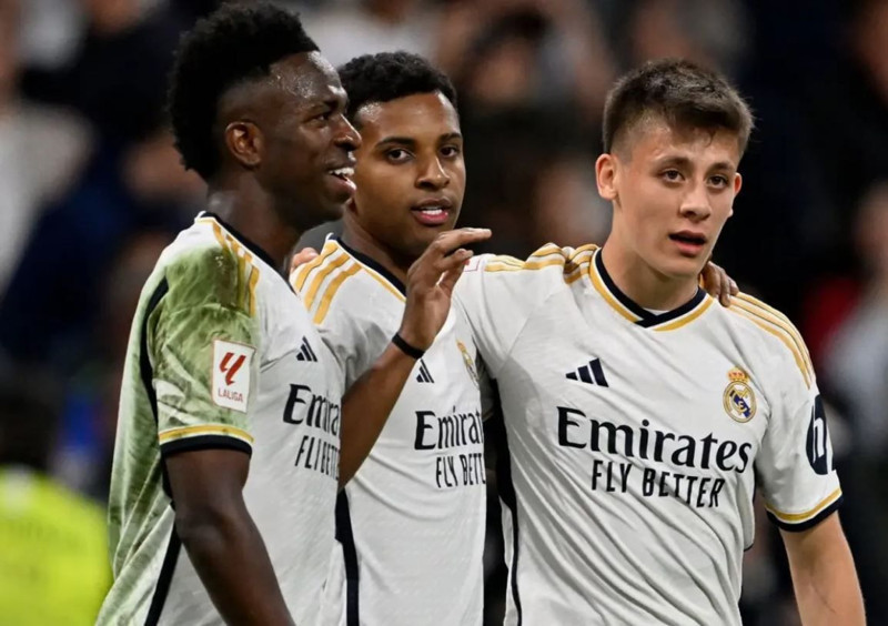 Yıldız futbolcunun ihanet mesajları ifşa oldu! Kız arkadaşı terk etti - Resim: 1