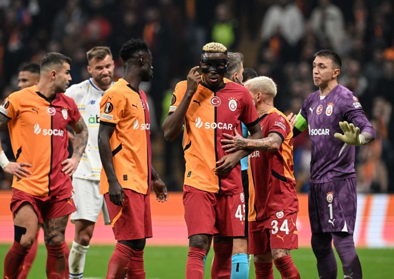 Galatasaray’da büyük hayal kırıklığı! Okan Buruk’un 19 milyon euroluk jokeri takımı yaktı! Taraftar onu da tartışıyor - Resim: 2