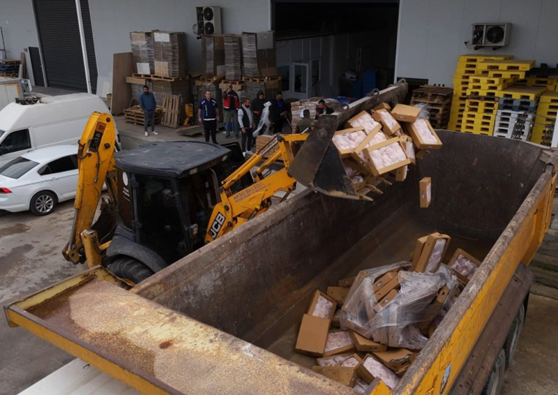 Denetimlerde akılalmaz hijyen skandalı! 25 ton bozuk tavuk ürünü ele geçirildi - Resim: 1