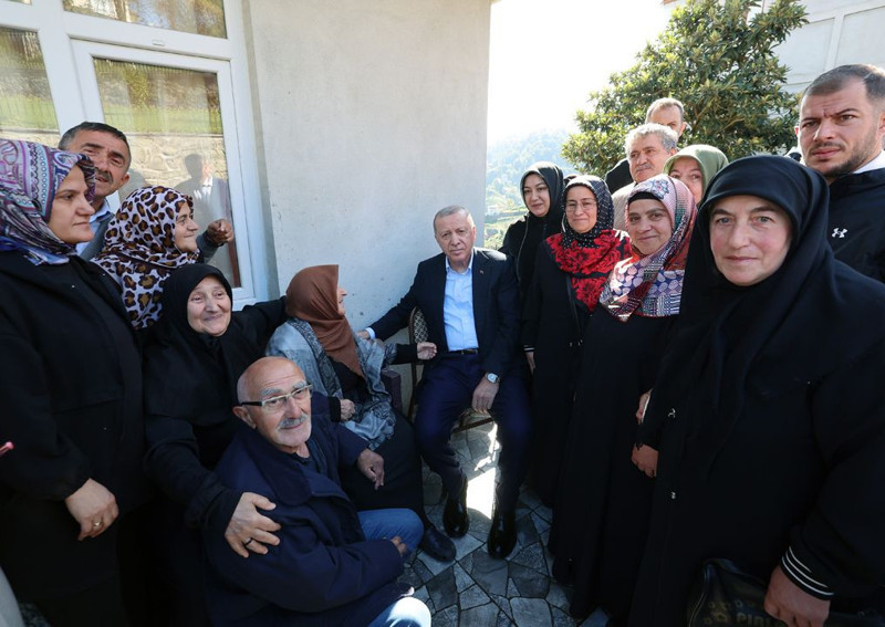 Cumhurbaşkanı Erdoğan Rize'de!  Komşularıyla sohbet etti, Ayder Yaylası'nı ziyaret etti - Resim: 1