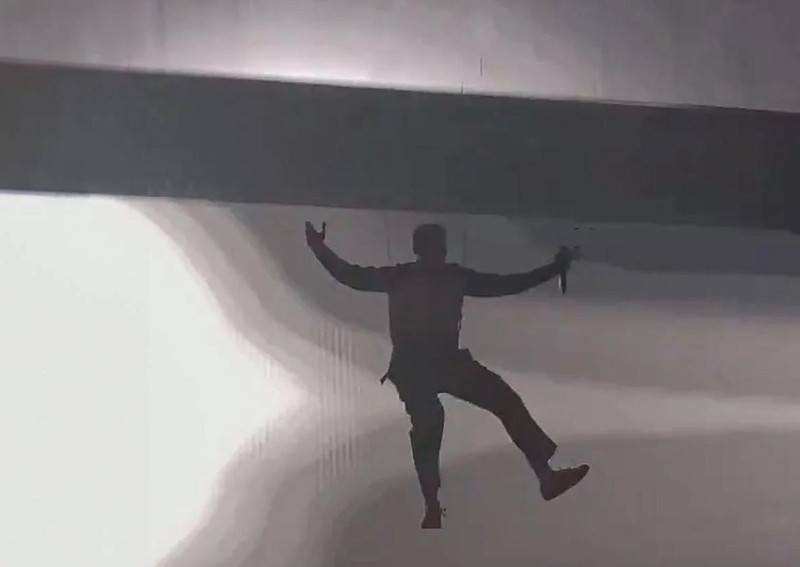 Ünlü şarkıcı konserde 20 metre yükseklikten yere çakıldı! korku dolu anlar kameraya saniye saniye yansıdı - Resim: 3